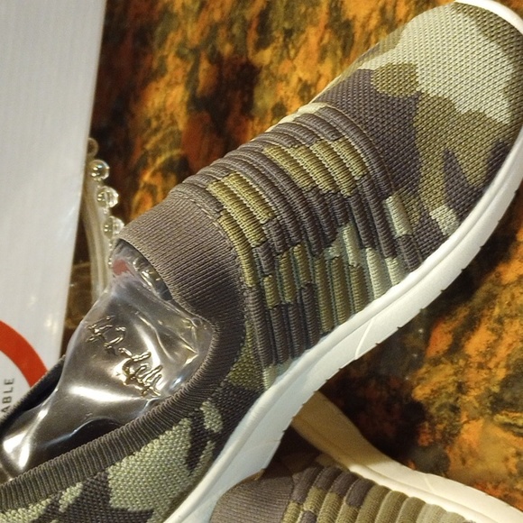 Blondo Slip on Sneakers - Picture 2 of 6